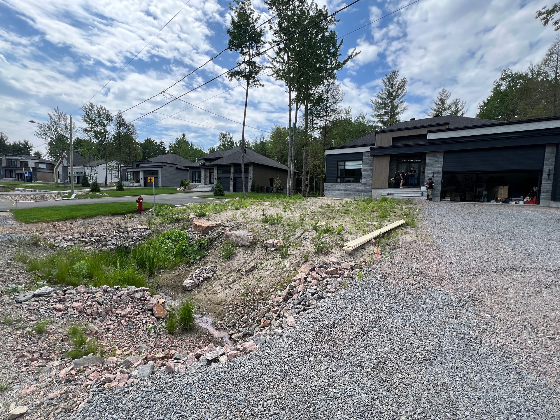 Une allée de gravier menant à une maison dans un quartier résidentiel.
