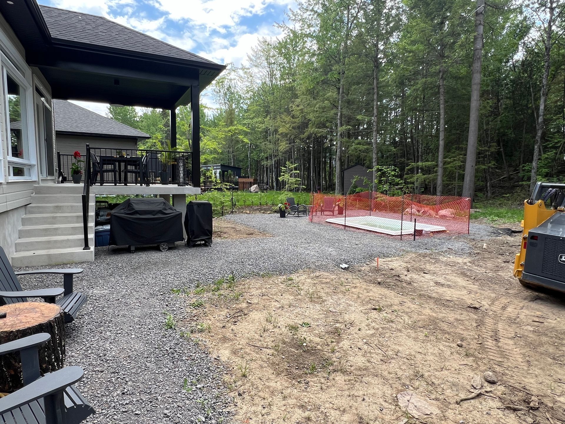 Une maison est en construction au milieu d'une forêt.