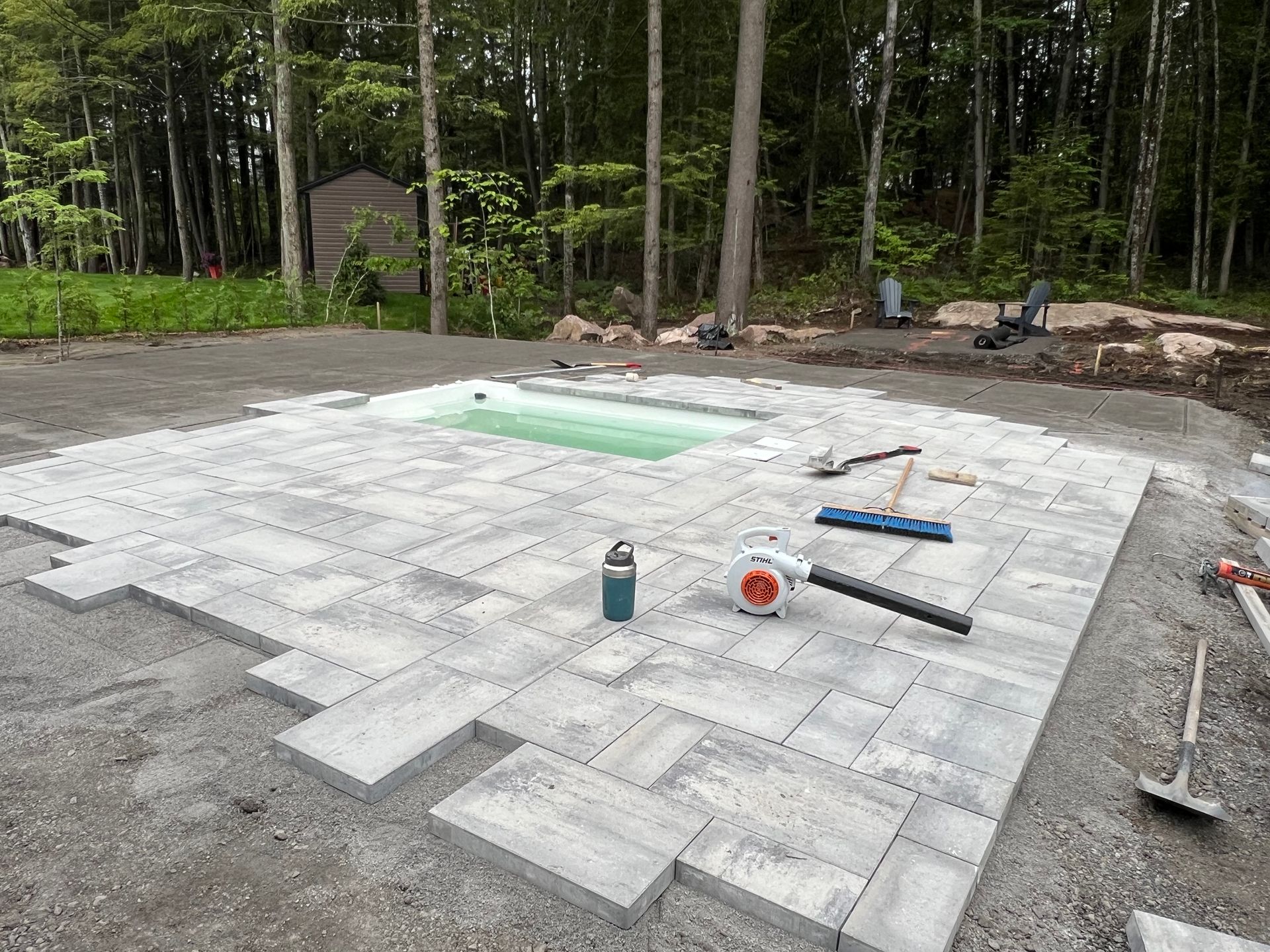 Une piscine est en construction au milieu d'une forêt.