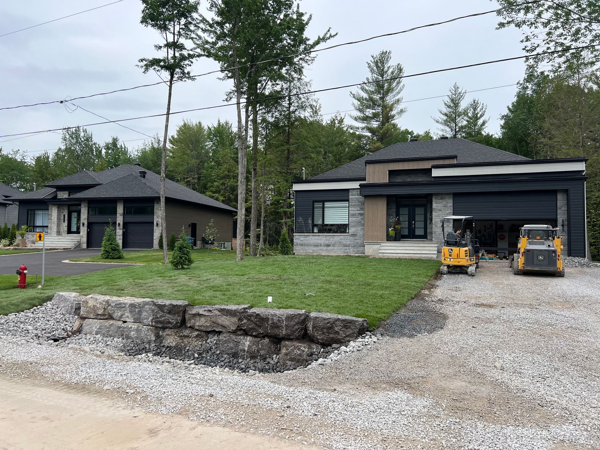Une maison avec un tracteur garé devant