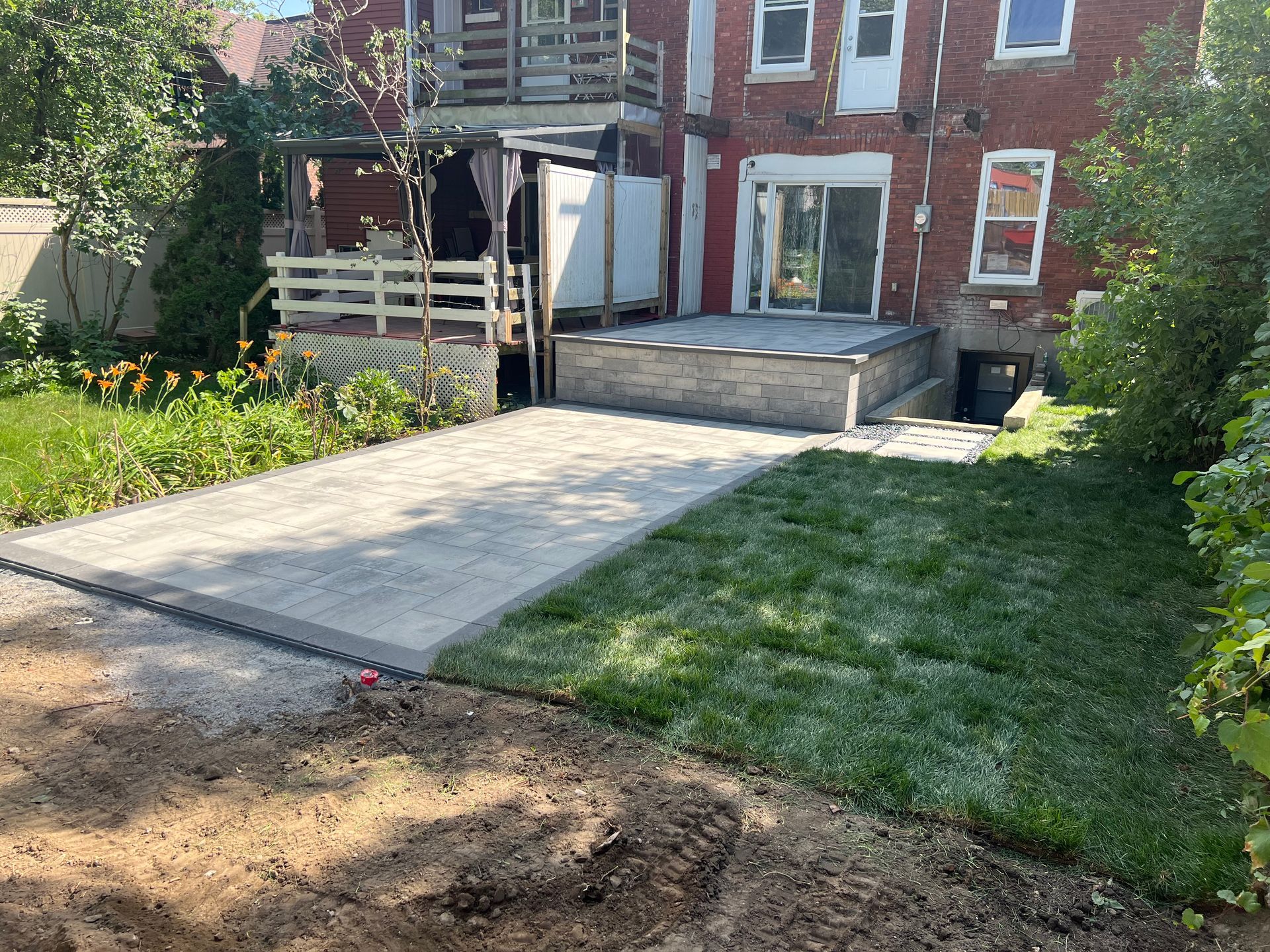 Une maison en brique avec un patio devant.