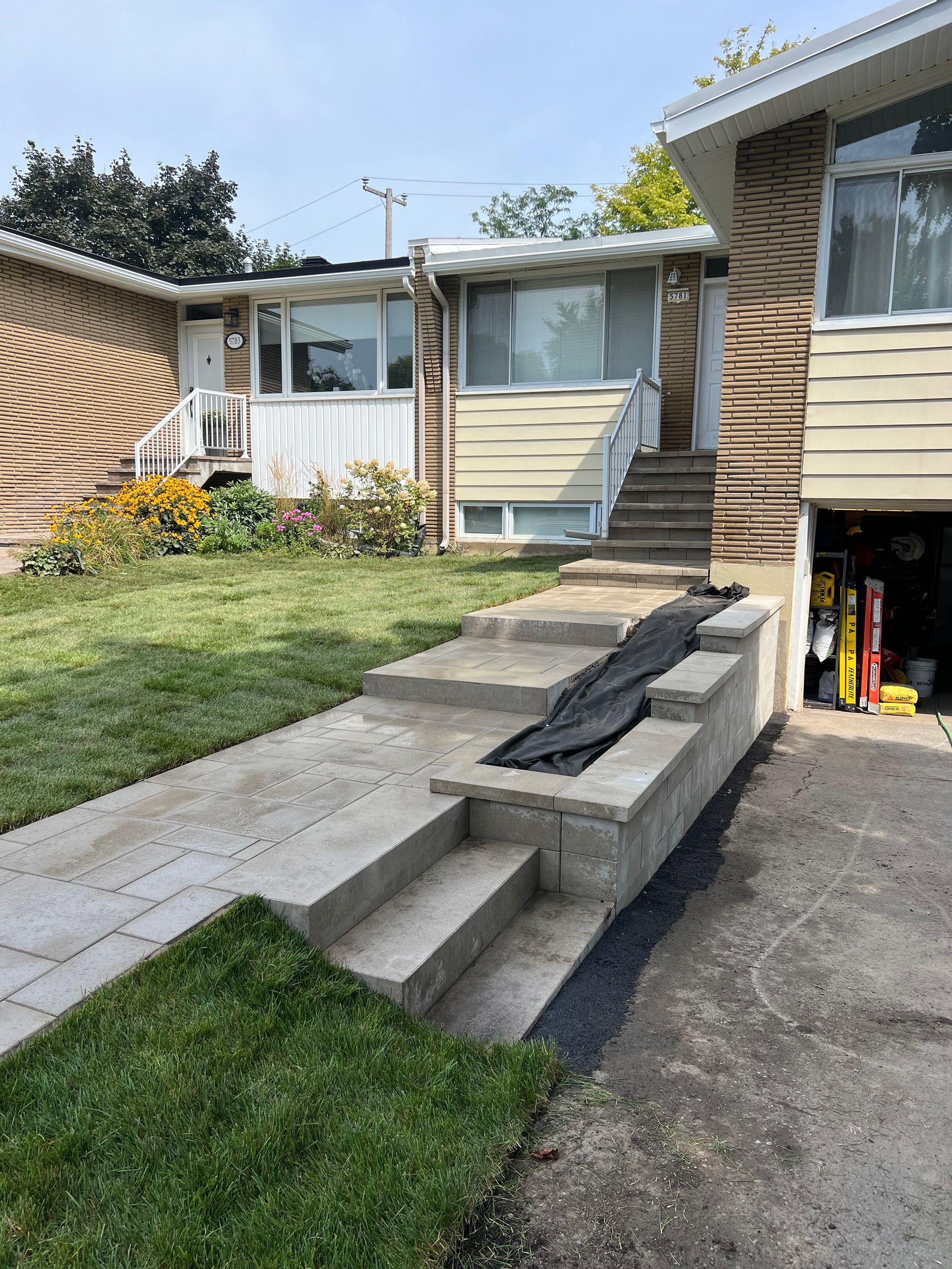 Une maison avec des escaliers menant à la porte d'entrée.