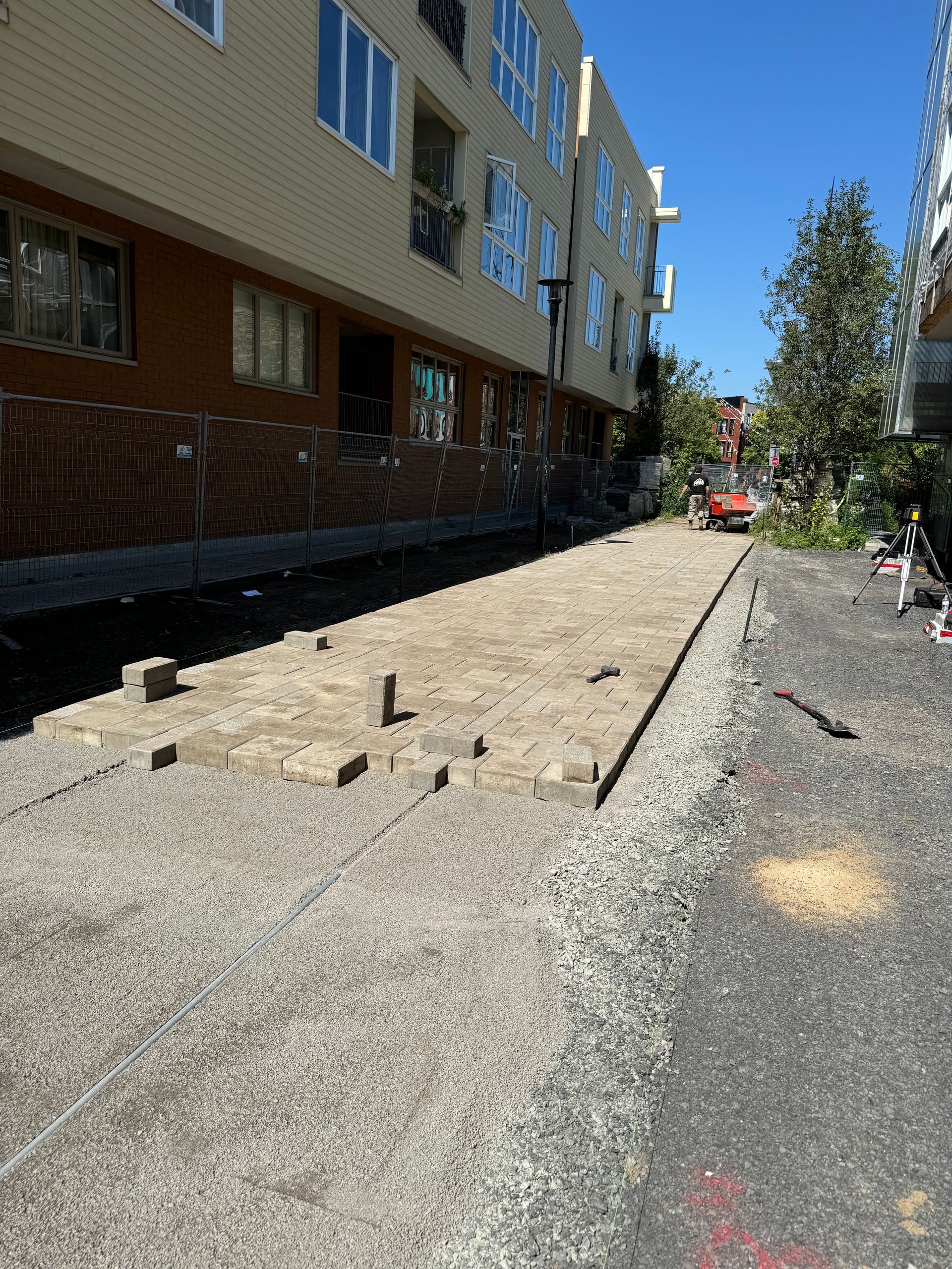 Un bâtiment avec beaucoup de fenêtres est en cours de rénovation