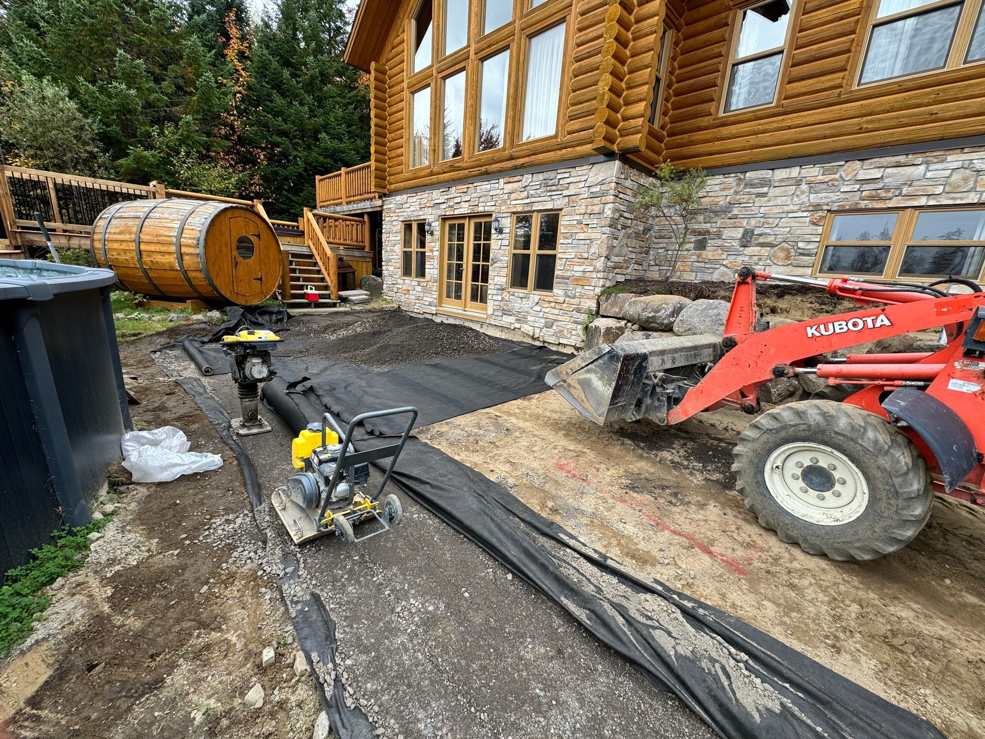 Un tracteur est garé devant une cabane en rondins.