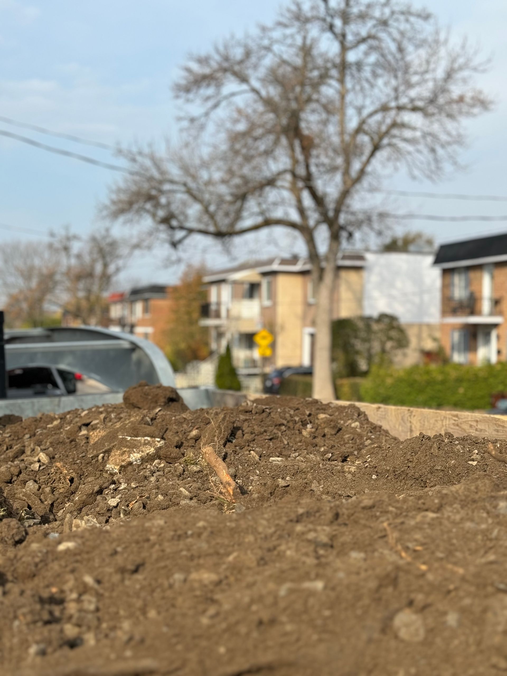 Un tas de terre est assis devant une maison