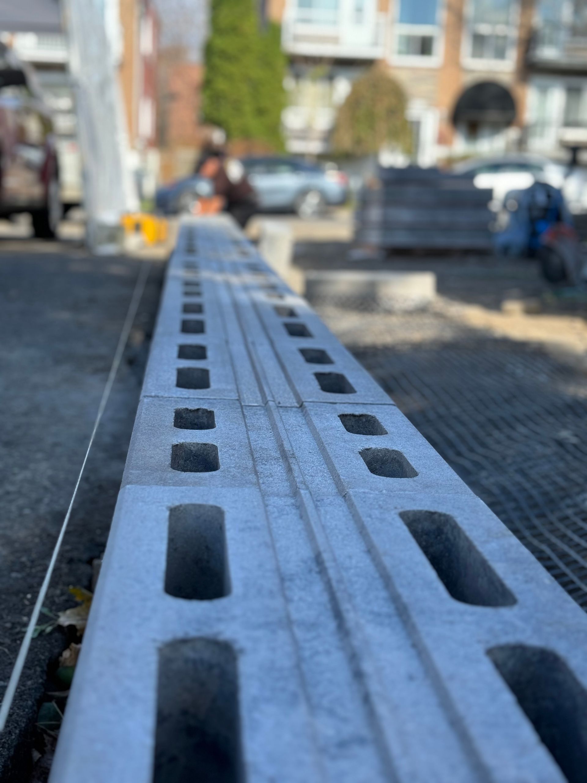 Un gros plan d'un bloc de béton avec des trous dedans.