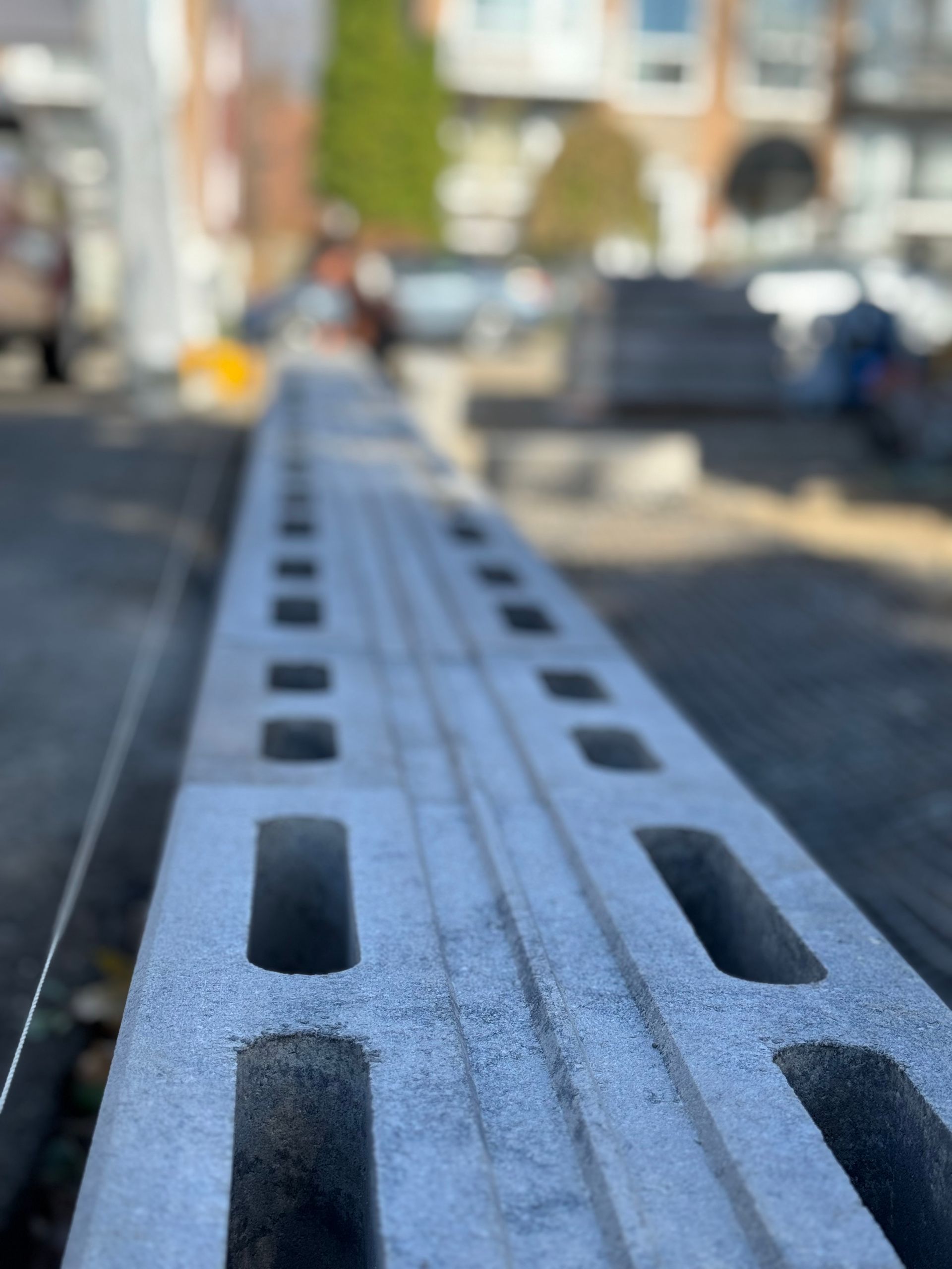 Un gros plan d'un bloc de béton avec des trous dedans