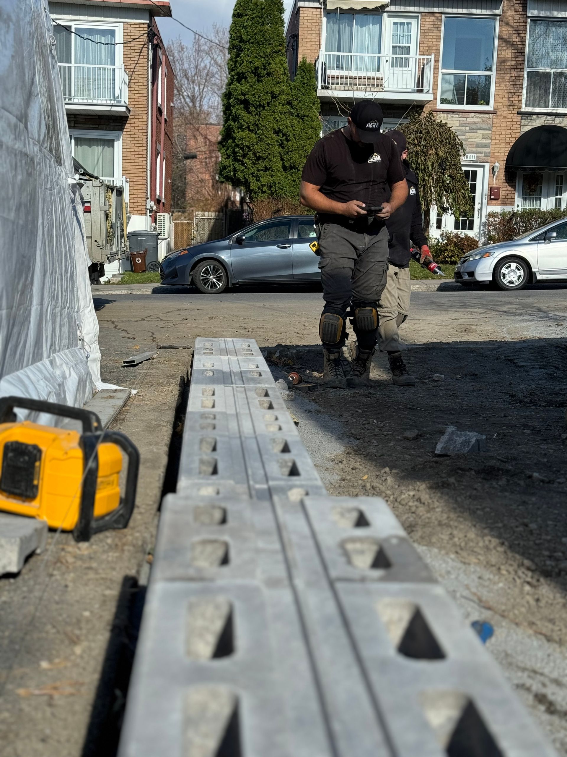 Un homme debout à côté d'une rangée de blocs de béton