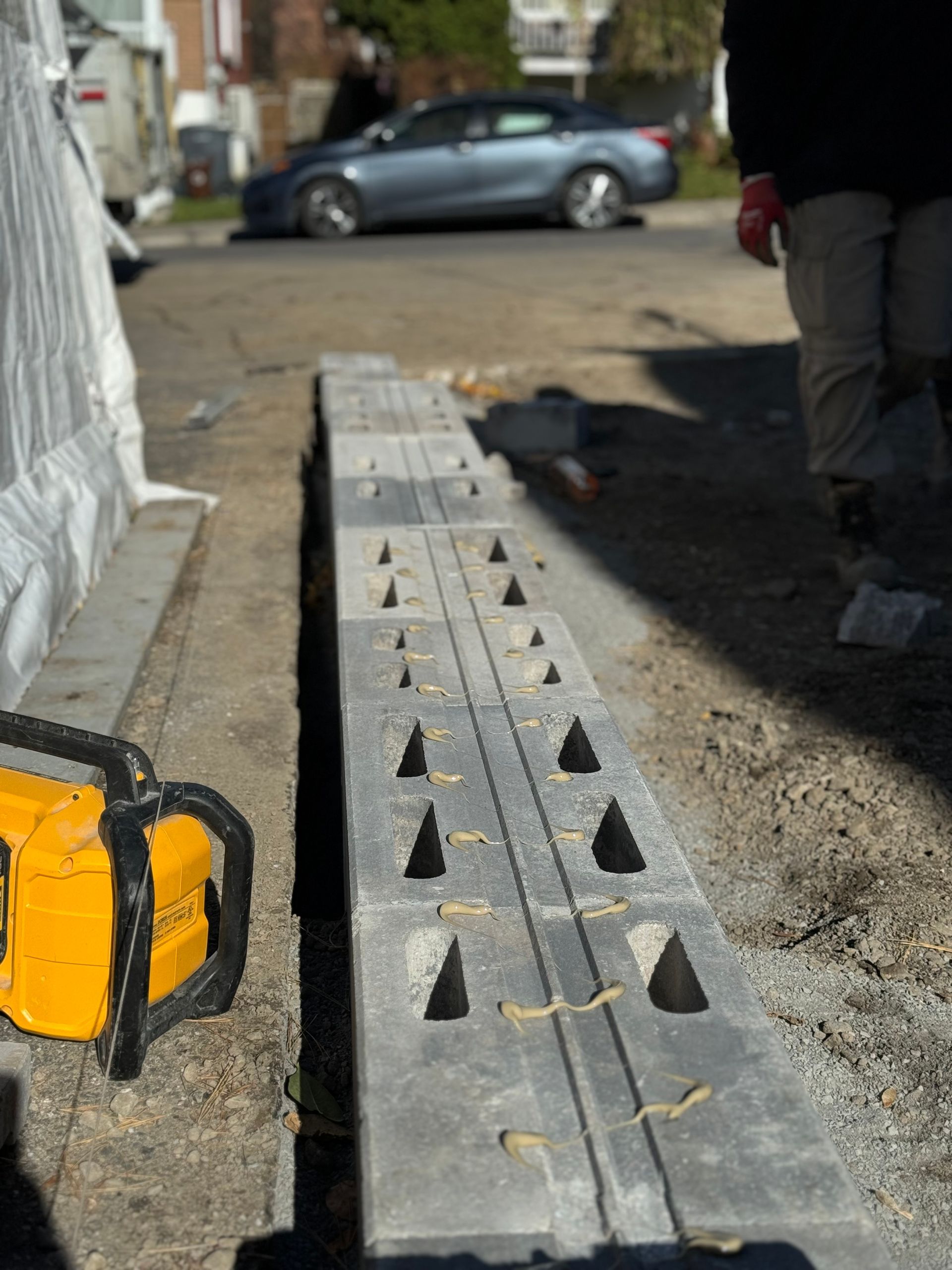 Une voiture est garée sur le bord de la route en arrière-plan.