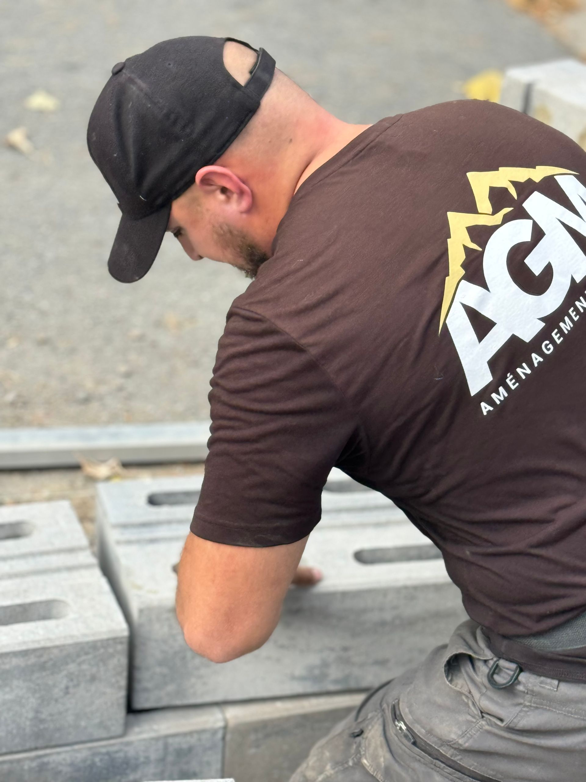 Un homme portant une chemise sur laquelle est écrit « agn »