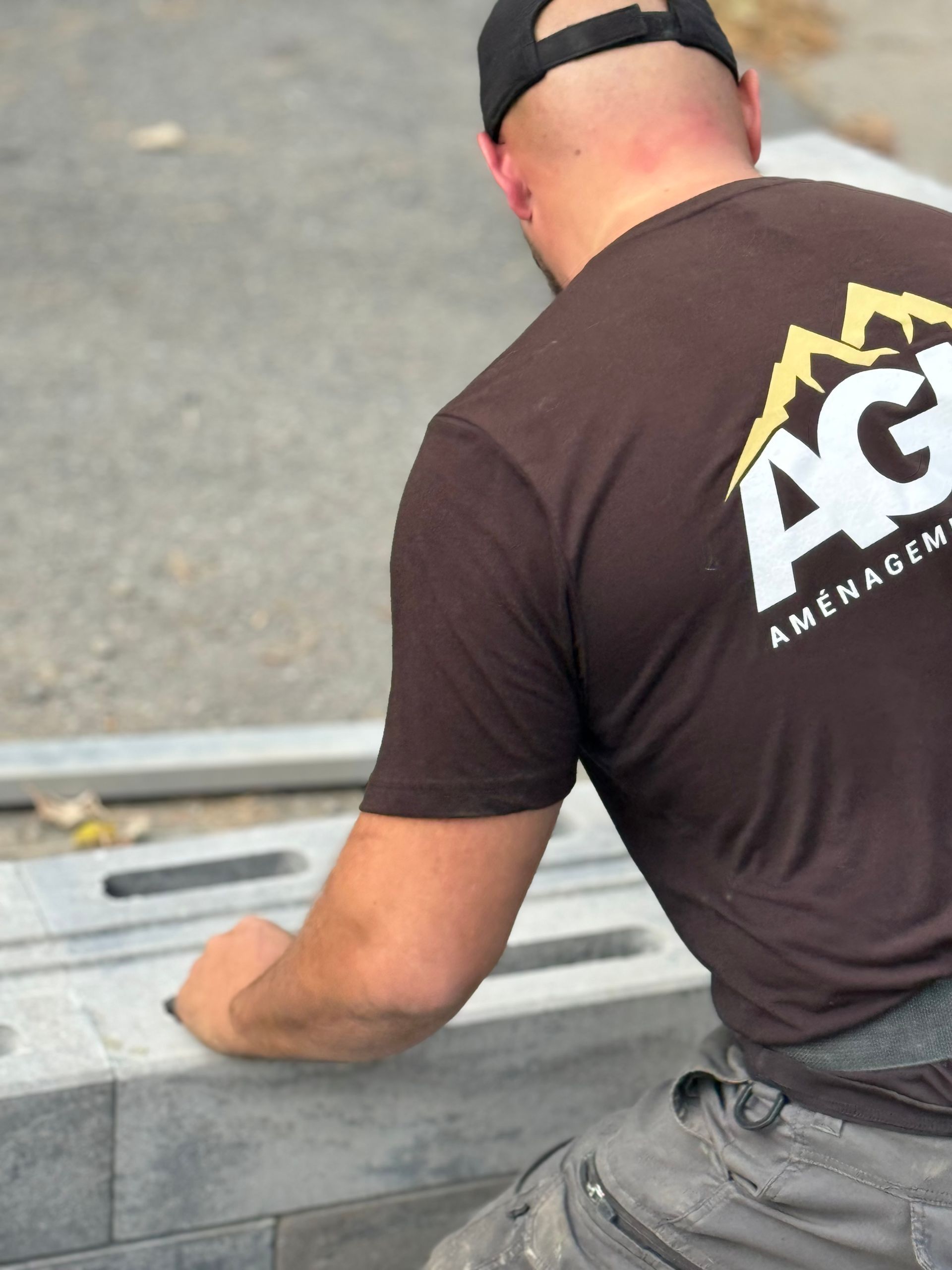 Un homme portant une chemise marron avec écrit ac dans le dos