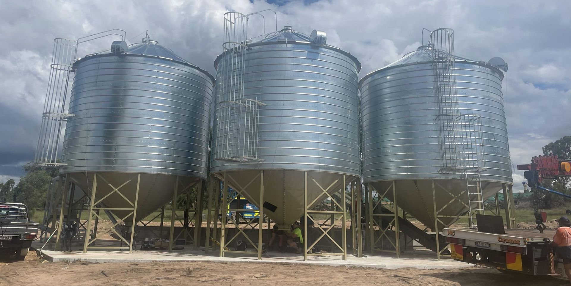 A field of wheat with the sun setting in the background.