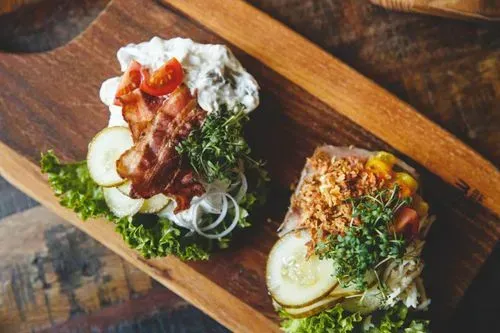 To sandwich sidder på et træ skærebræt.