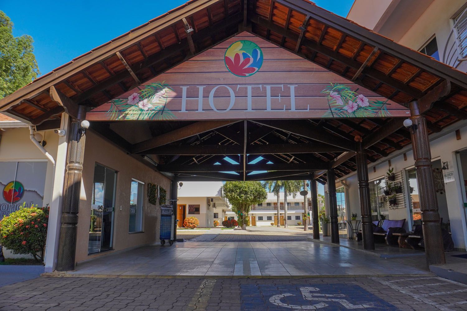 Um hotel com uma vaga de estacionamento para deficientes em frente