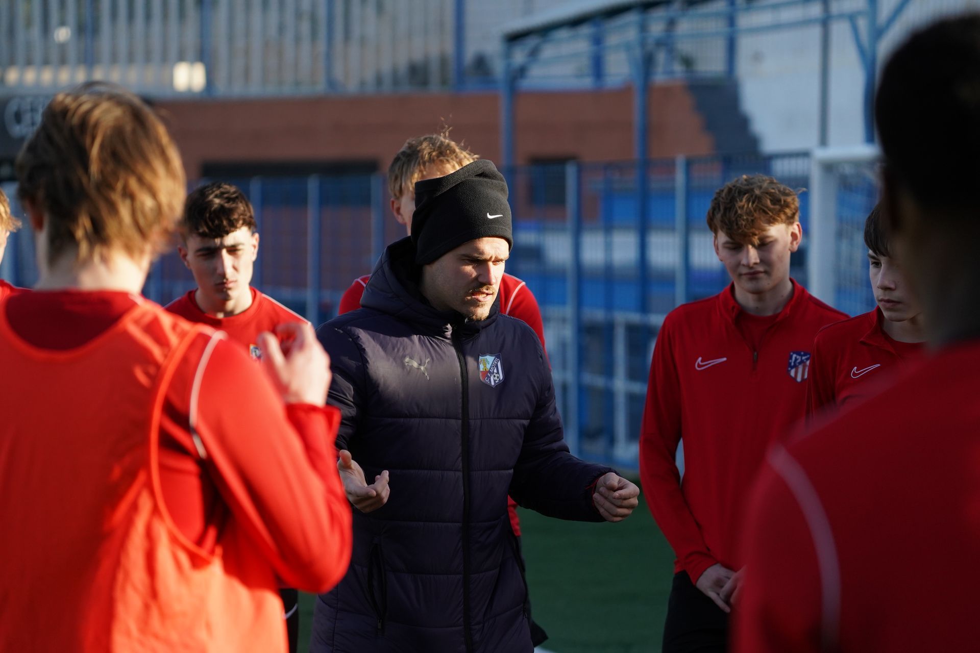 Equipo de fútbol de Motril Sport Academy posando en el campo antes de un partido