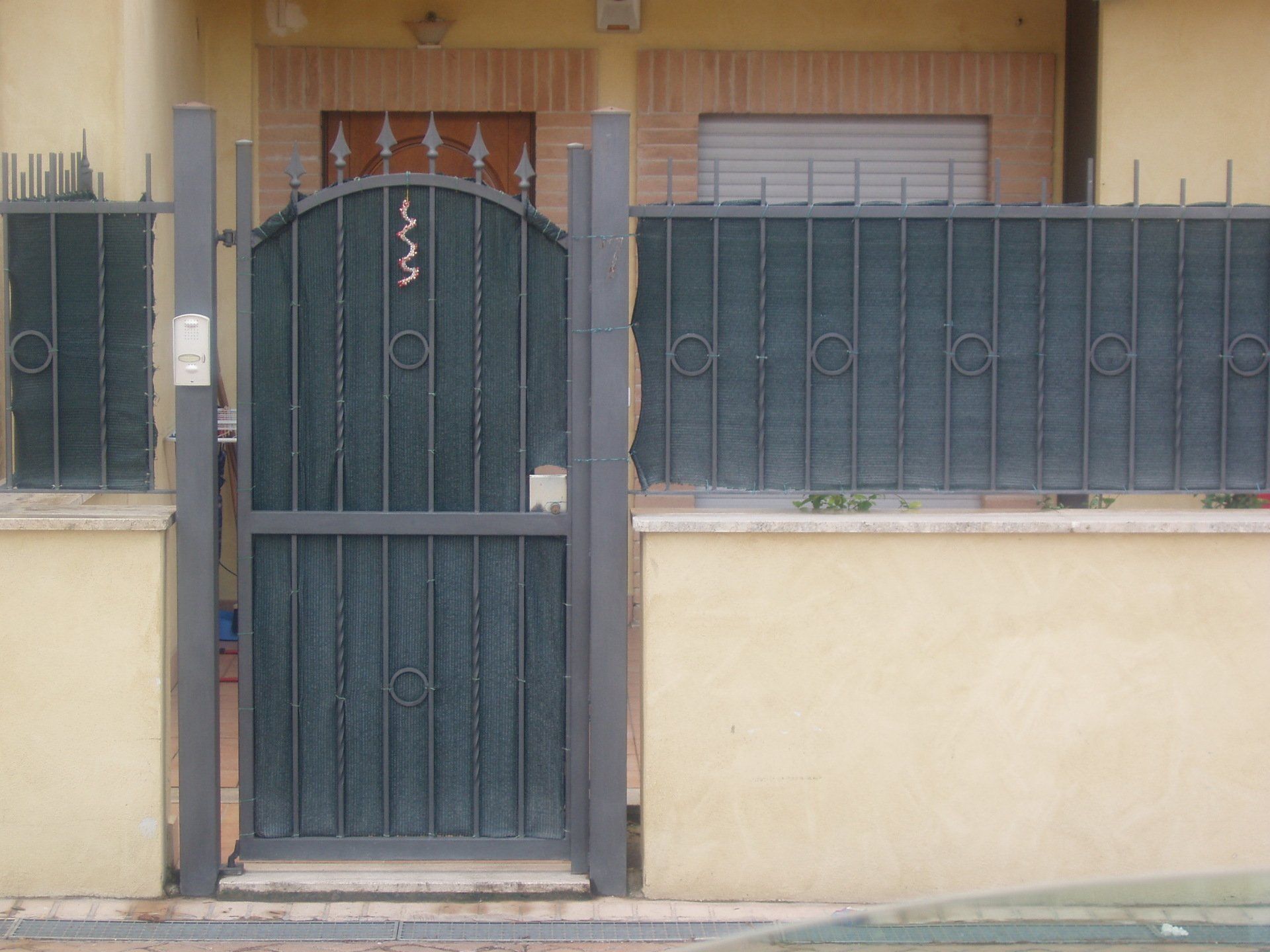 Porte d'ingresso con cancellata Comerci Serramenti Roma
