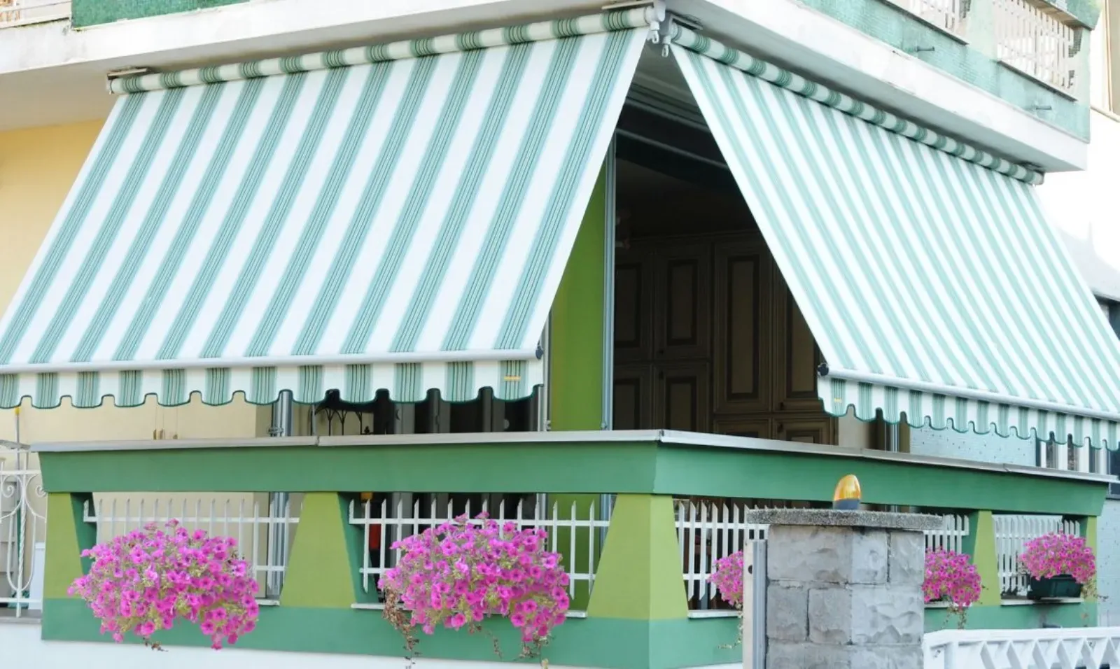 Pergotenda e Vetrine Comerci Serramenti