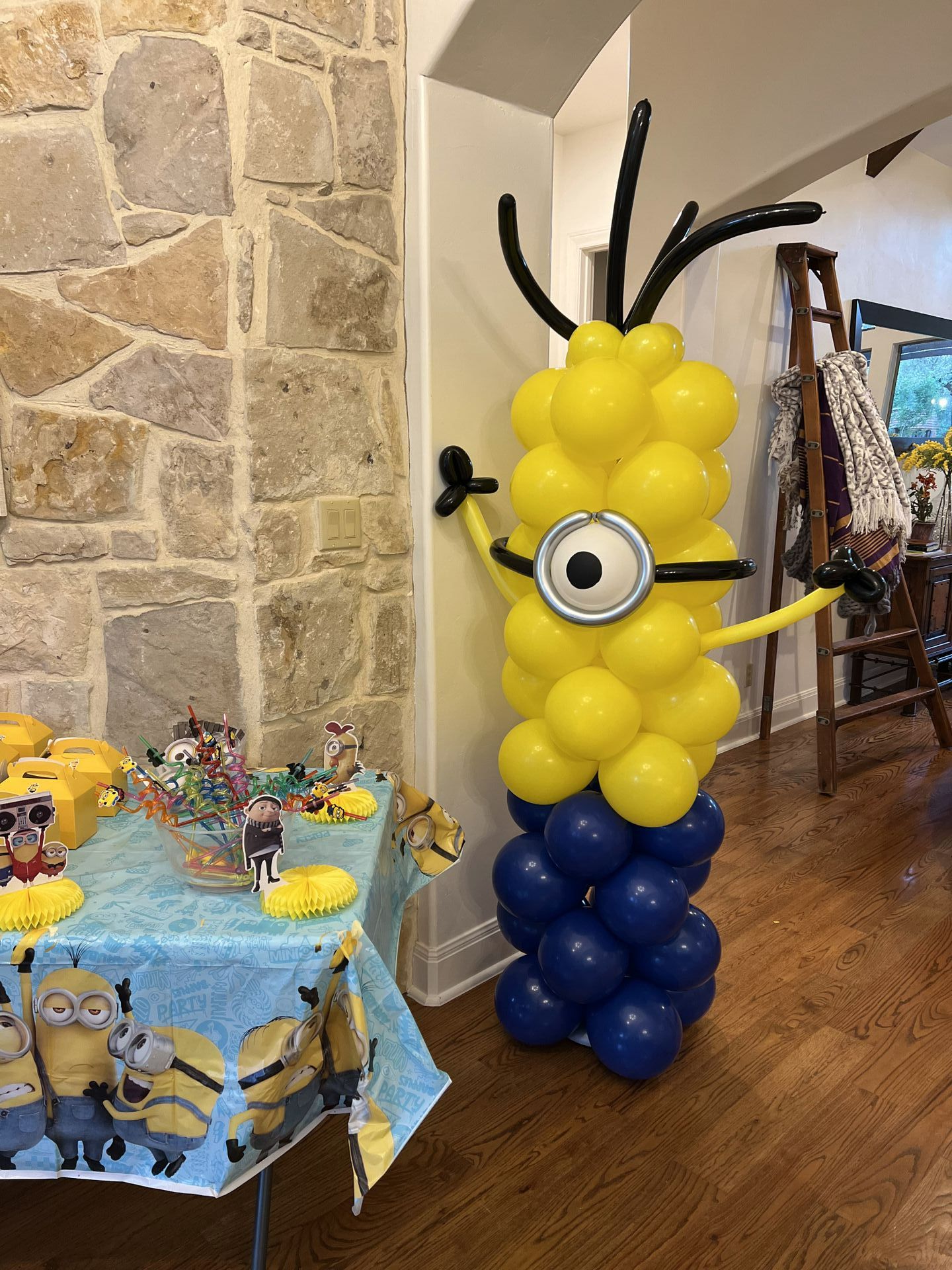 Balloon column that looks like a minion