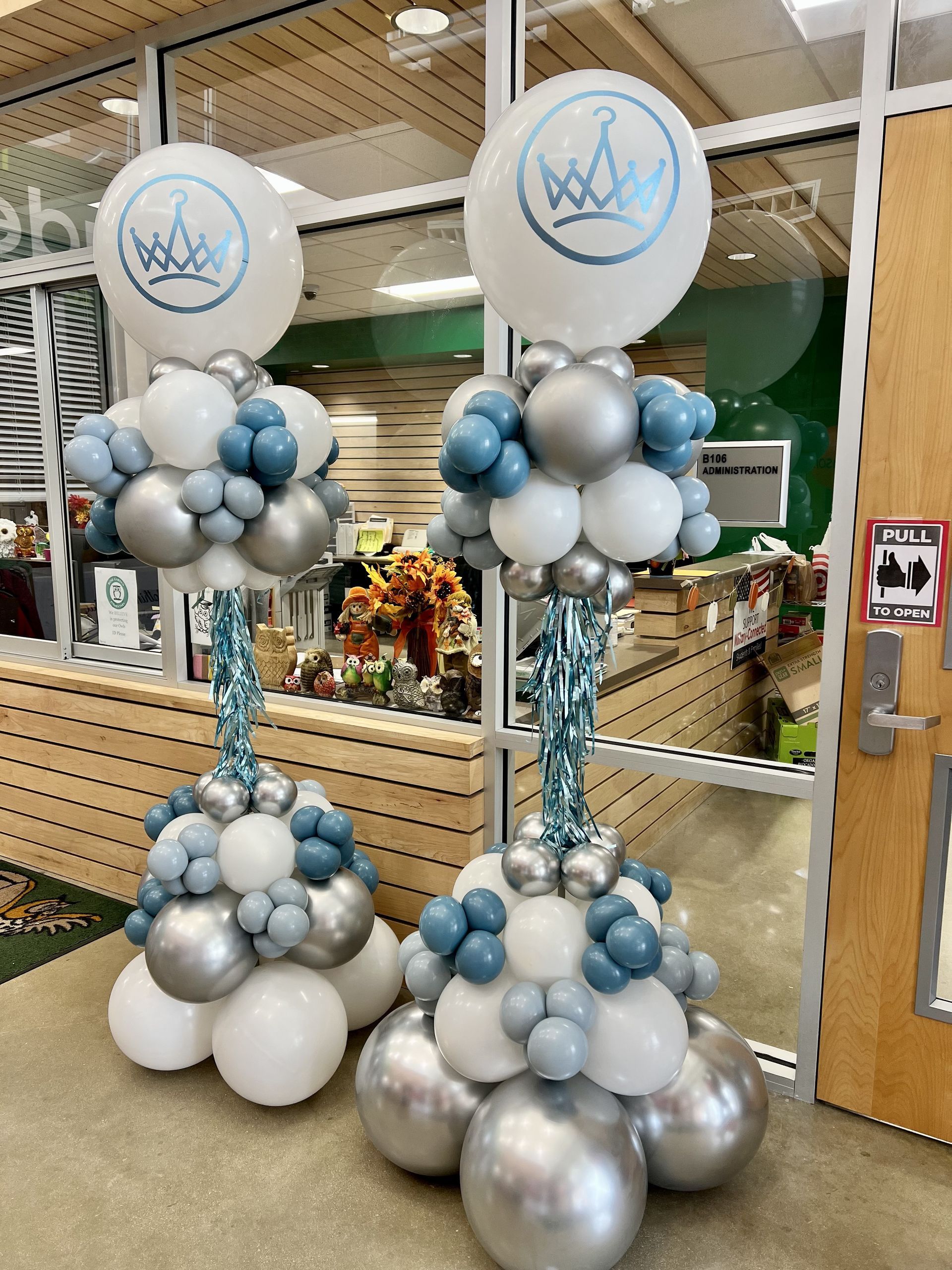 a bunch of balloons are sitting on top of each other in a room