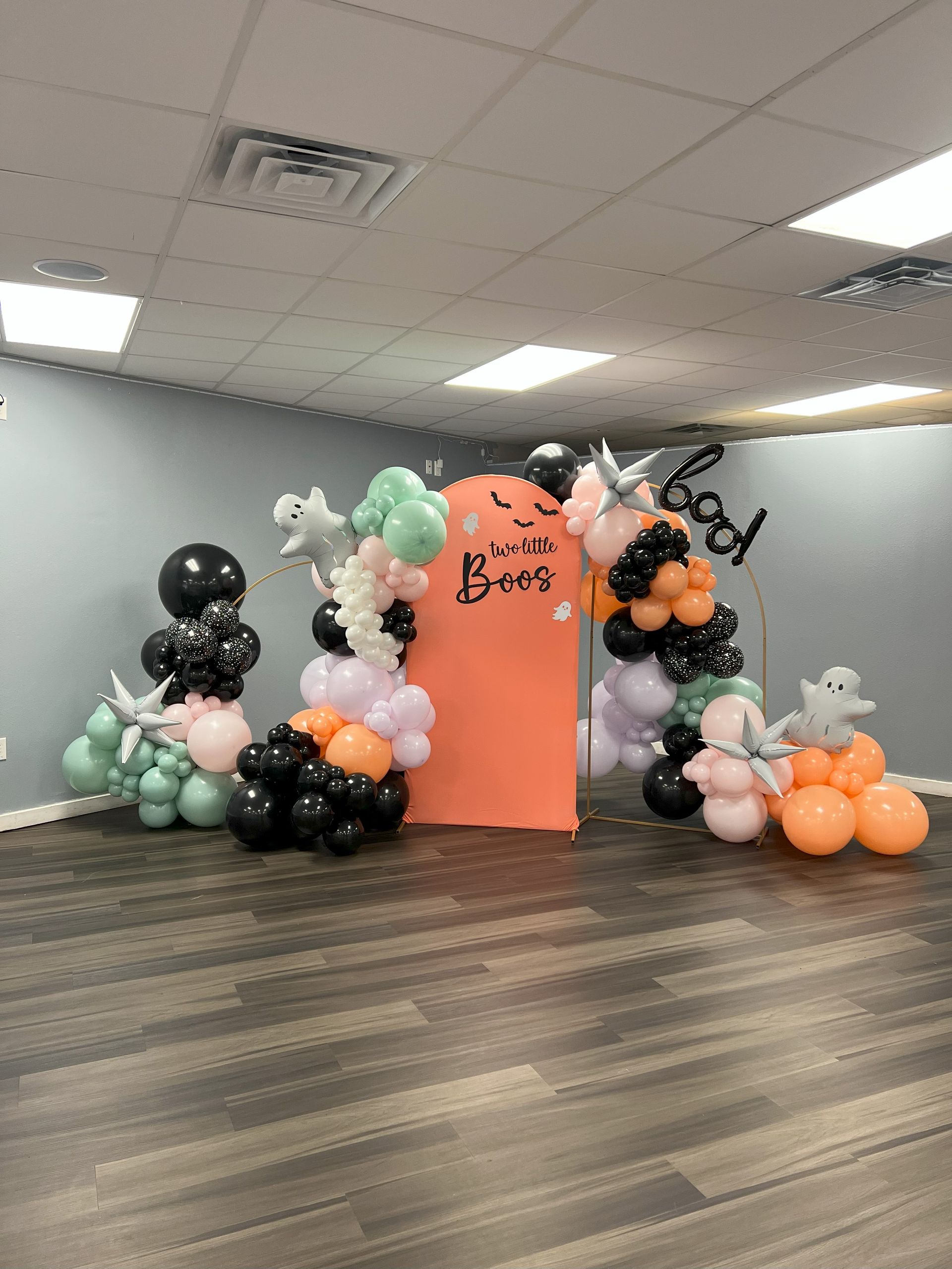a room filled with balloons decorated for halloween
