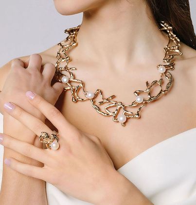 Anello in bronzo e perla naturale indossato