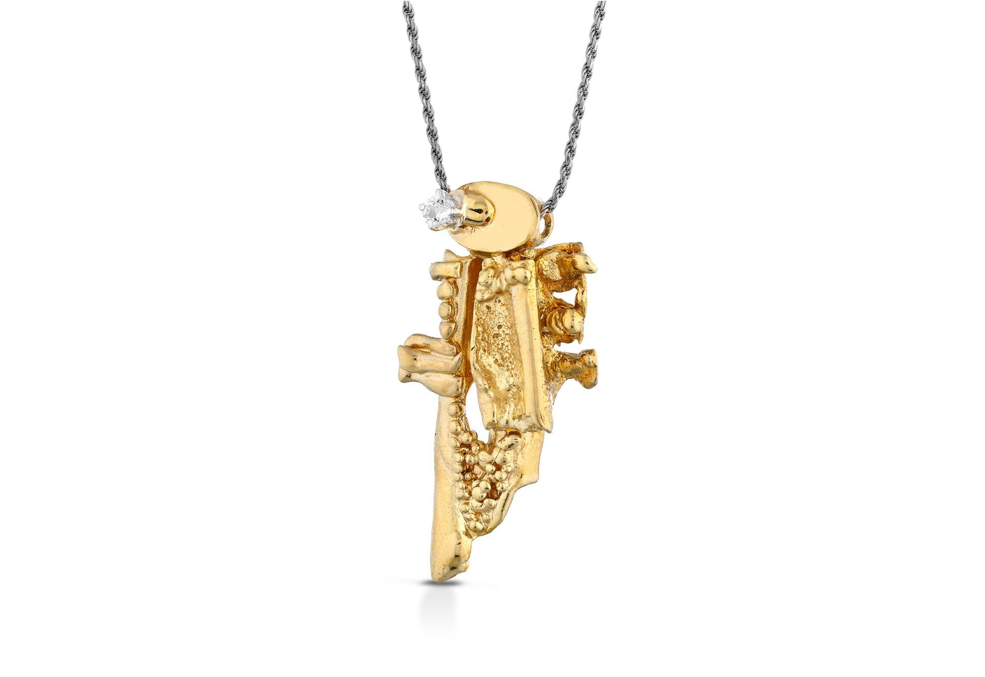 una collana con un pendente d'oro su una catena d'argento