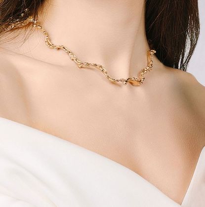 Collier in bronzo e argento indossato