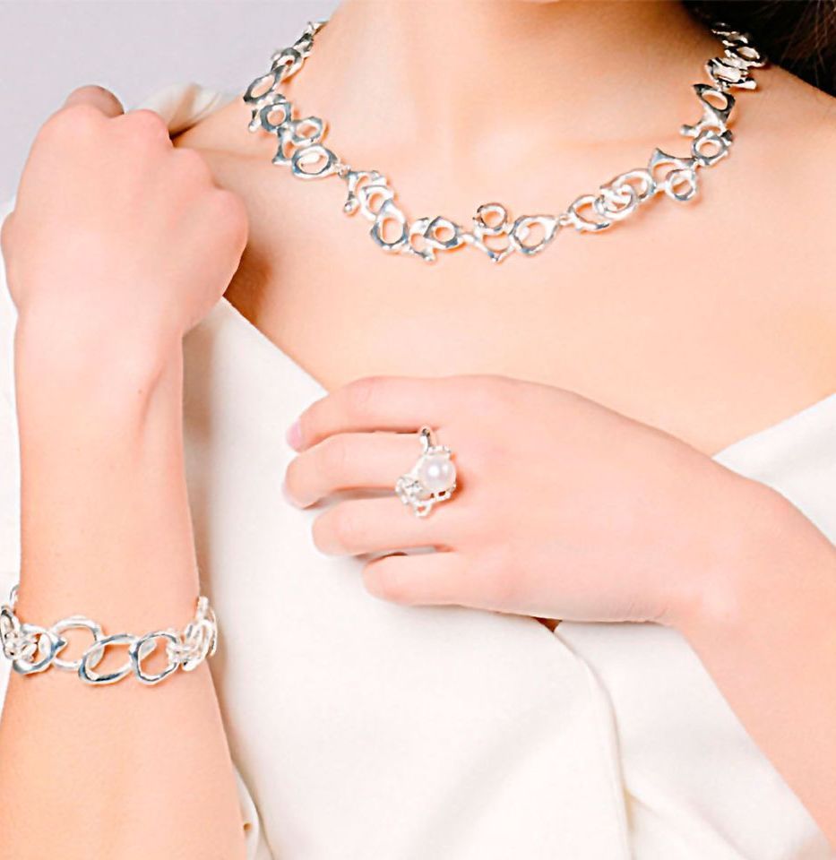 Anello in argento, perla e topazio bianco (naturali) indossato