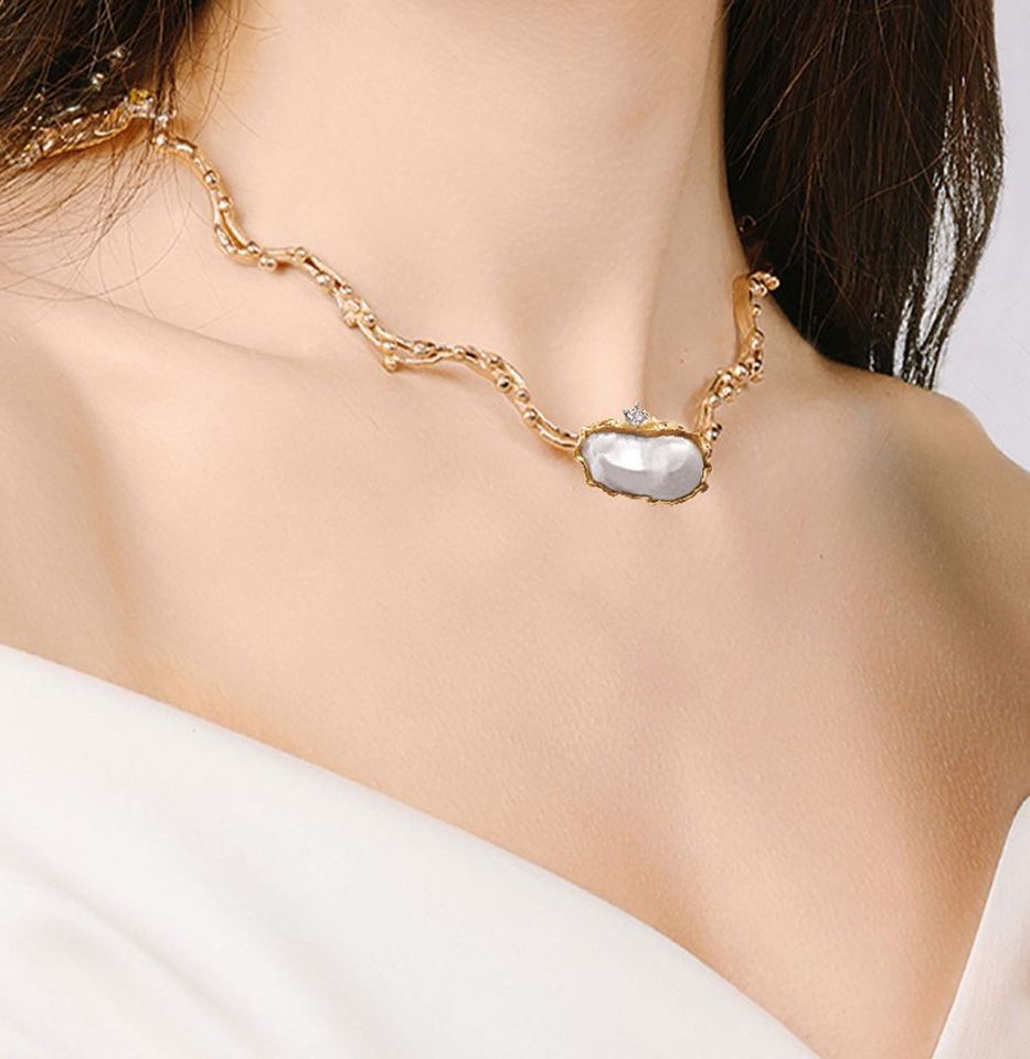 Collier in bronzo, argento, perla e topazio bianco indossato