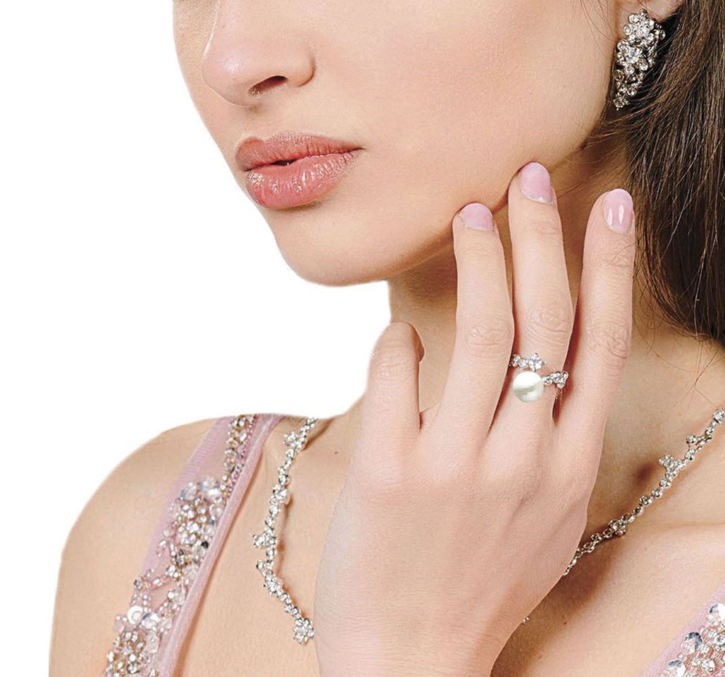 Anello in argento e topazio bianco con perla indossato