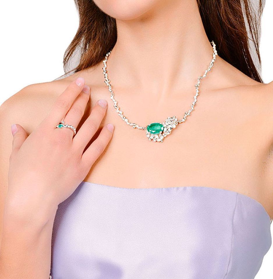 Collier in argento, oro, diamanti e doppietta (smeraldo e cristallo di rocca) indossato