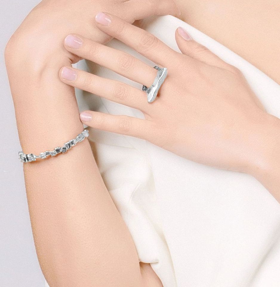anello argento indossato