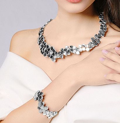 Collier in argento indossato