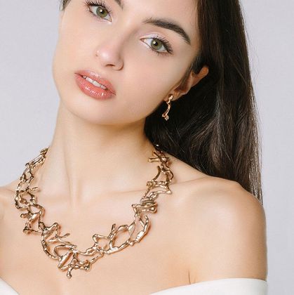 Collier in bronzo indossato