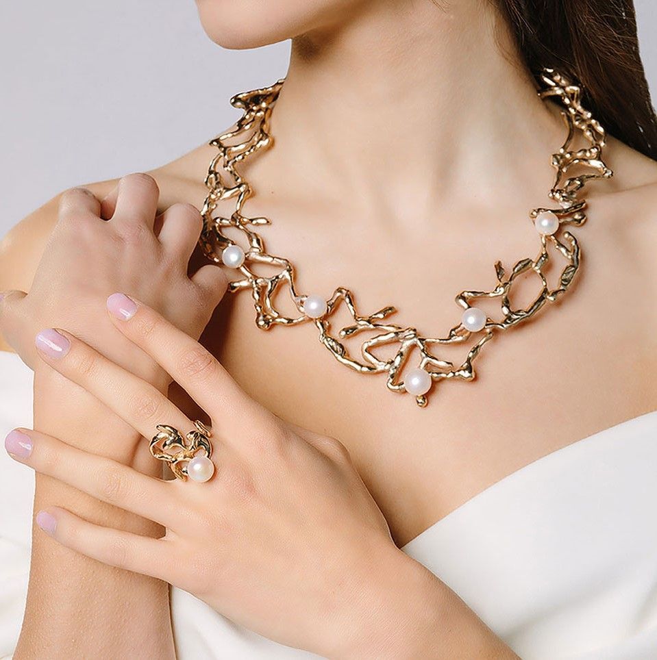 Collier in bronzo e perle naturali indossato