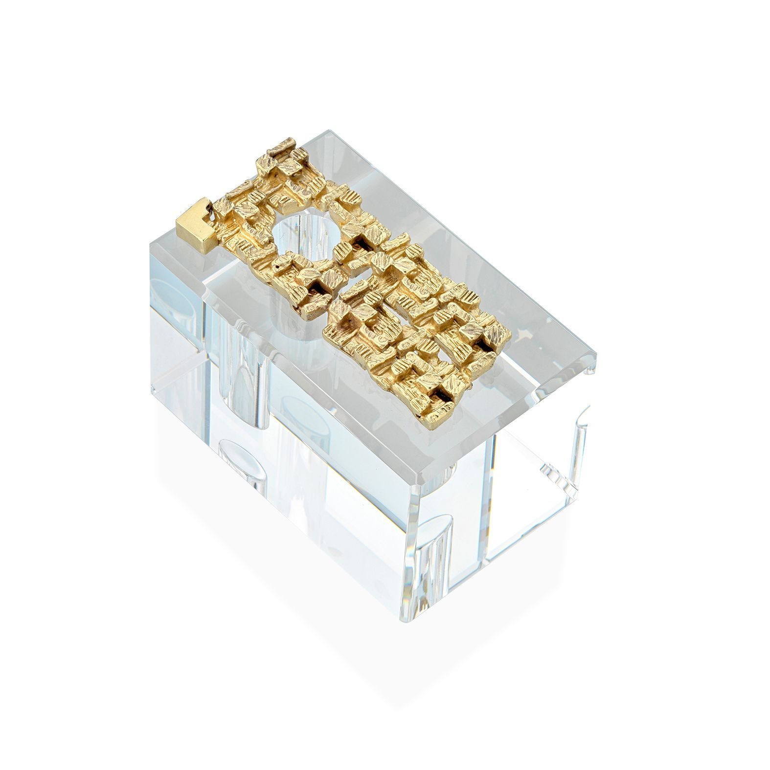 portapenne in oro e cristallo su sfondo bianco.