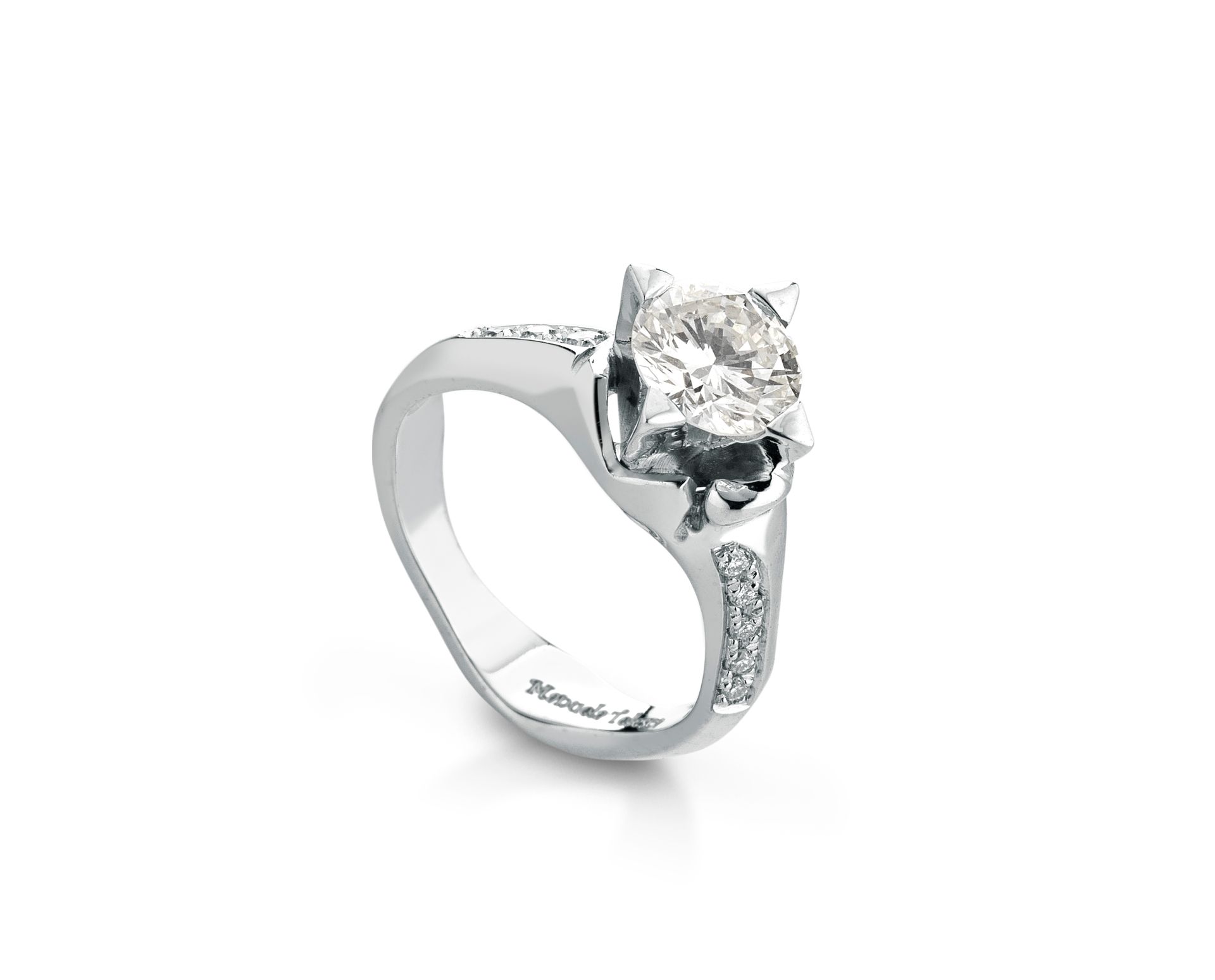 un anello in oro bianco con un diamante al centro