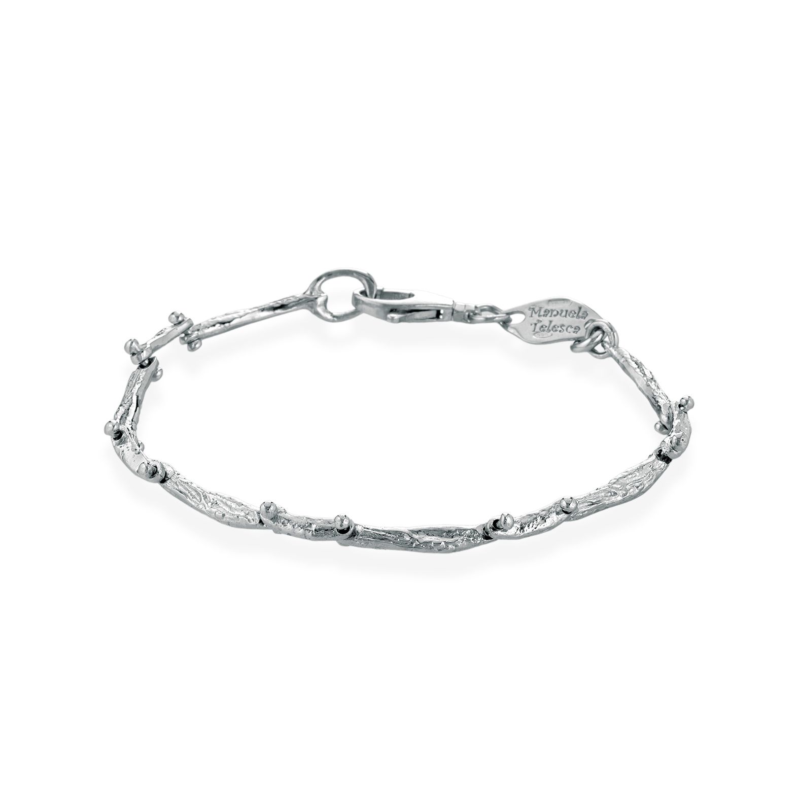 un braccialetto in argento con chiusura