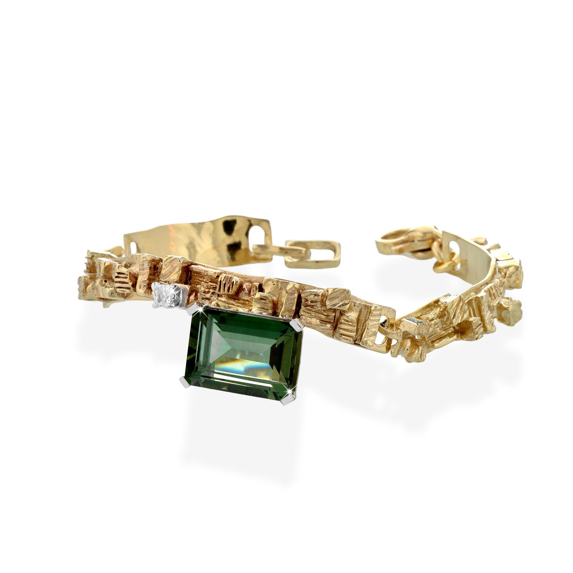 un braccialetto d'oro con una pietra verde su sfondo bianco.