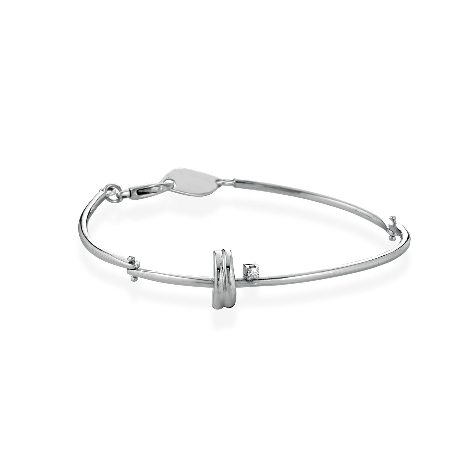 un primo piano di un braccialetto in argento su sfondo bianco.