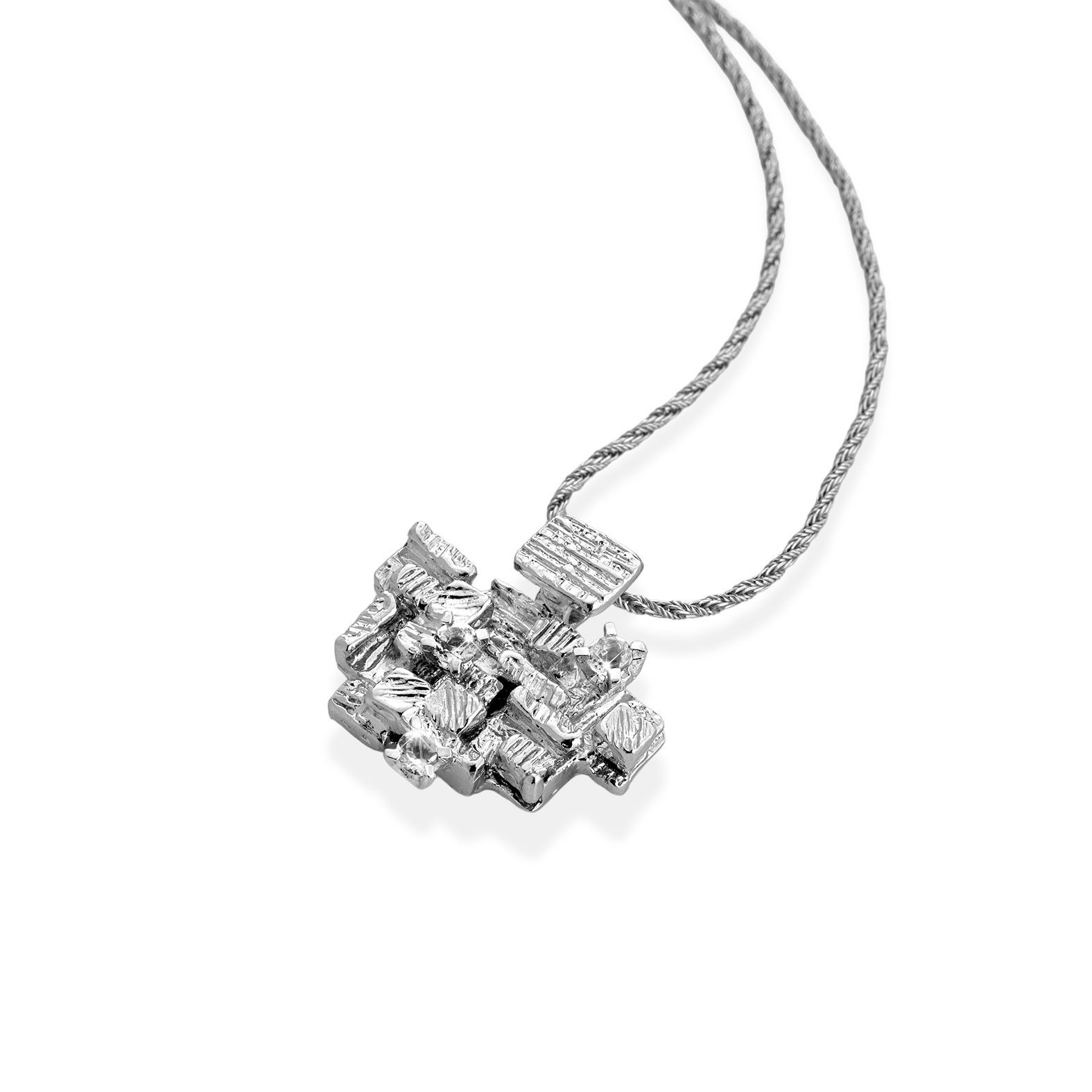 un primo piano di una collana con un pendente su una catena