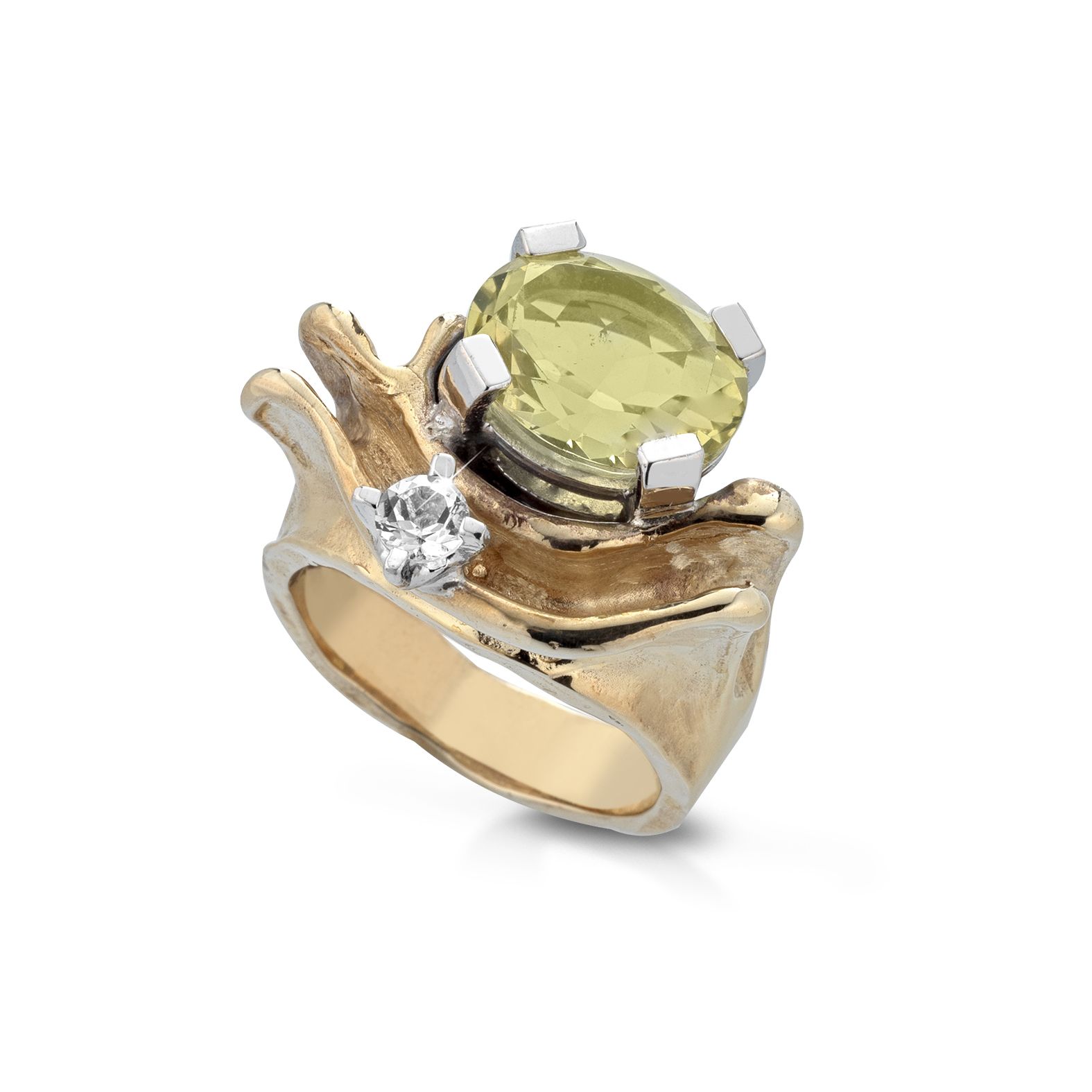 un anello d'oro con una pietra verde fatto a mano