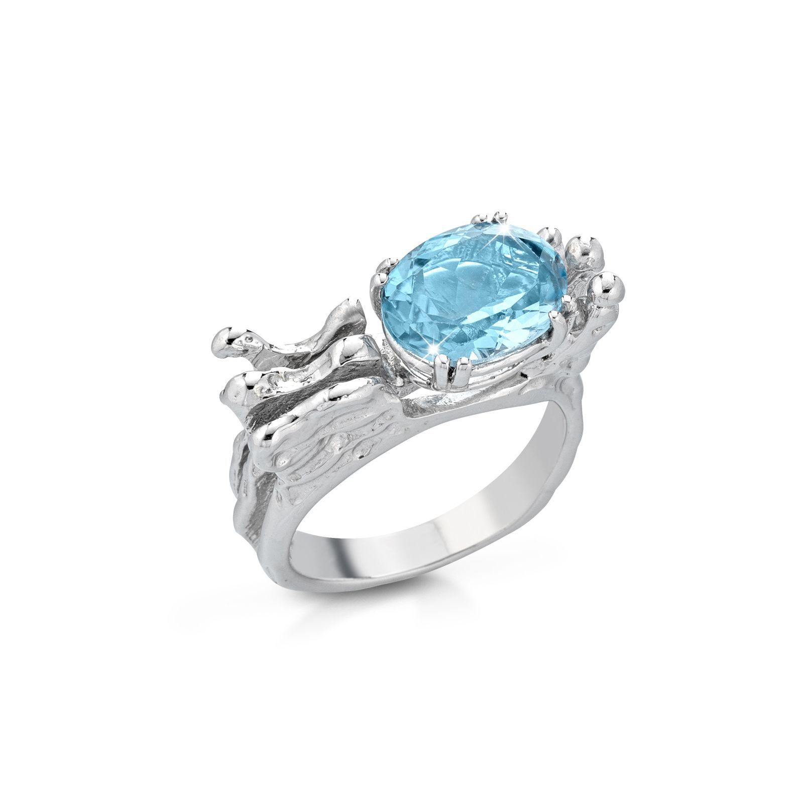 un anello in argento con una pietra blu al centro su sfondo bianco