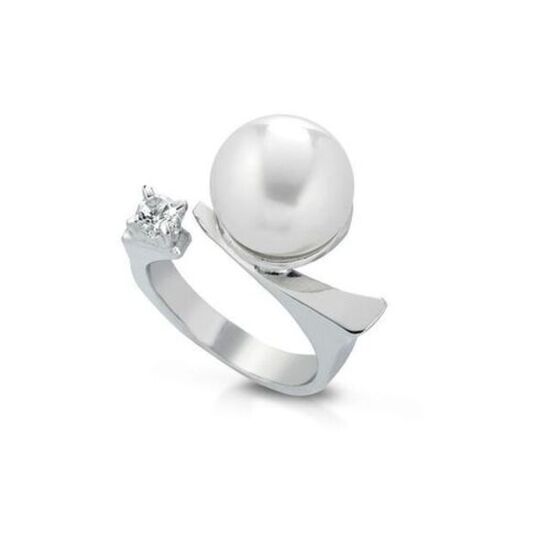 un anello d'argento con una perla e un diamante