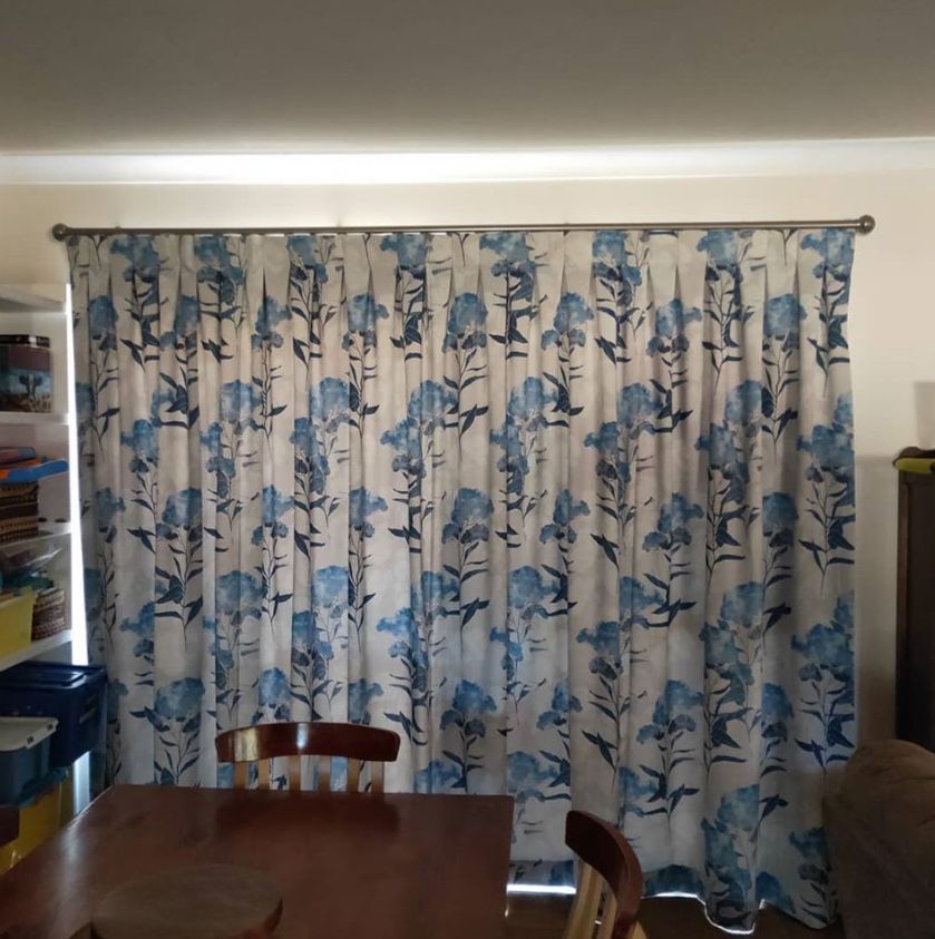 Table and chairs - Curtains in Welby, NSW