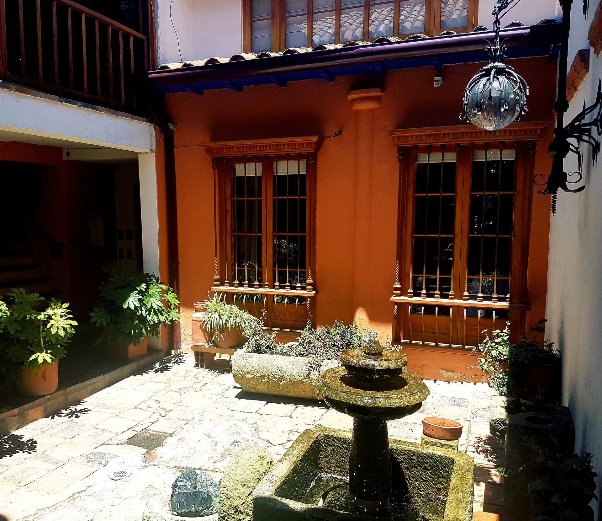 A courtyard with a fountain in the middle of it