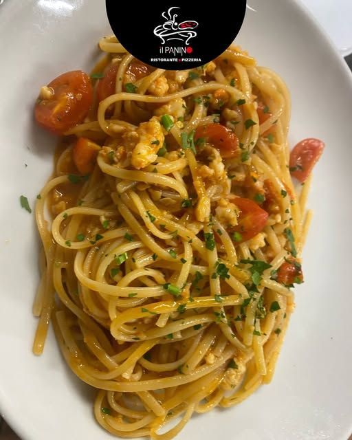 Un primo piano di un piatto di spaghetti al pomodoro