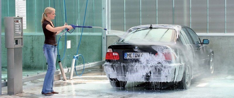 Meclean stationary high-pressure washer  HPS 150/21 washing a car