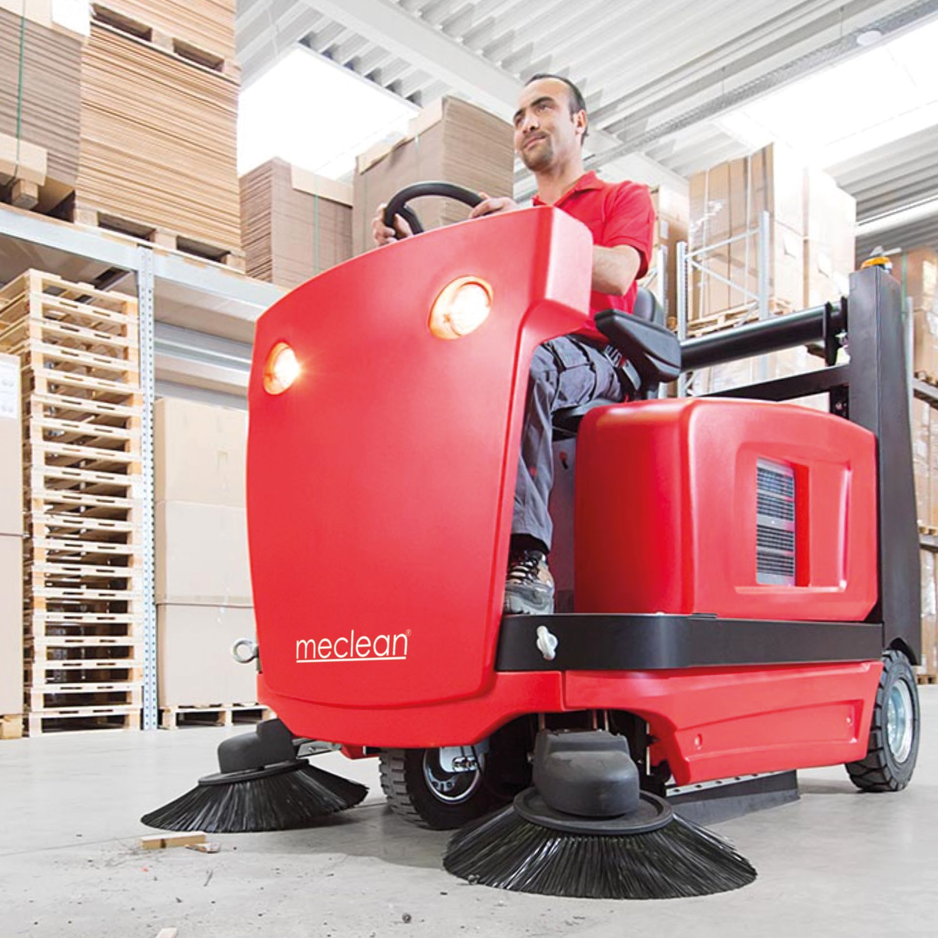 Meclean BUSTER 1300 veegmachine vegen in magazijn