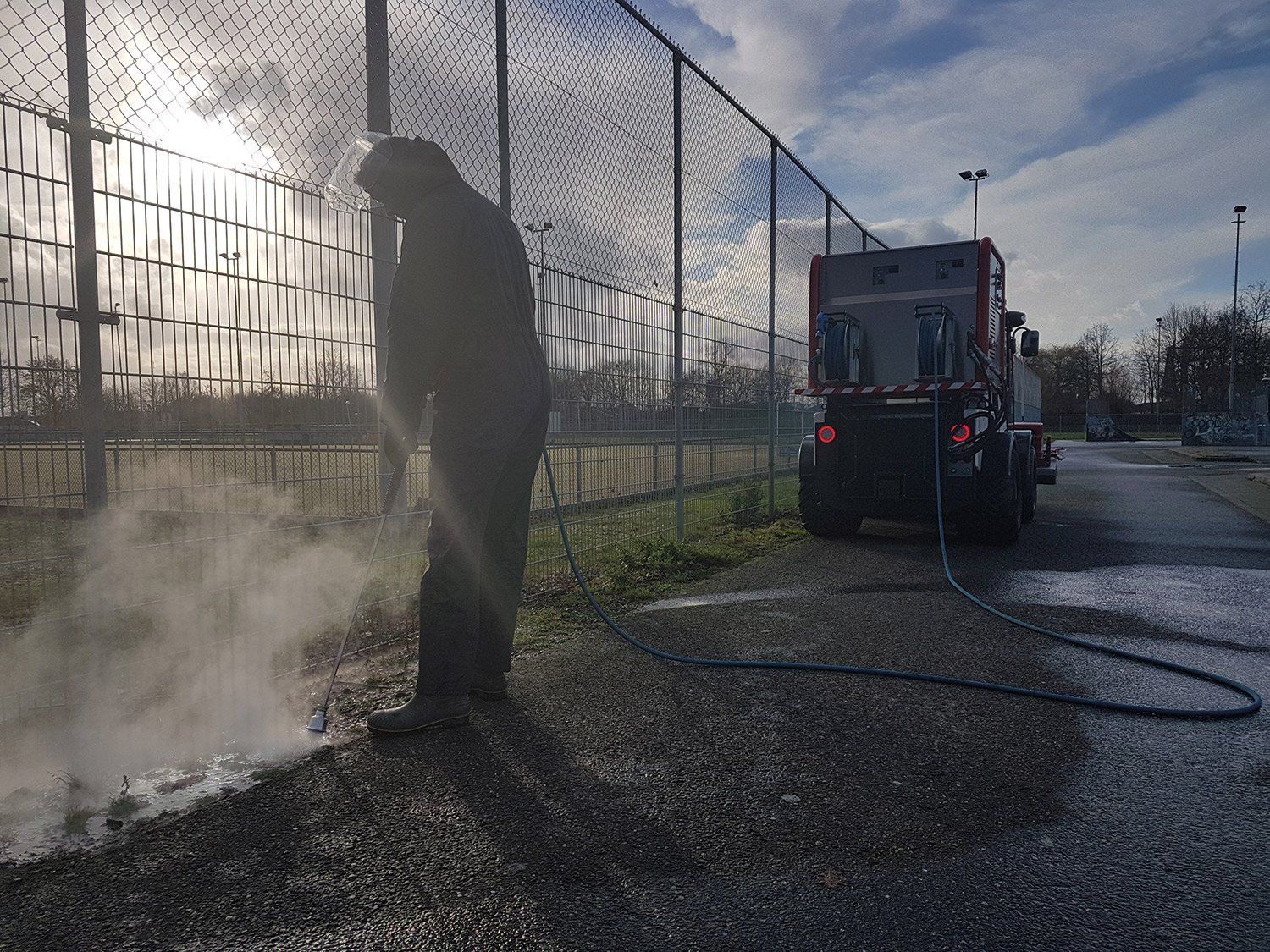 Meclean CityCleaner met twee personen tegelijk onafhankelijk van elkaar onkruid bestrijden met WeedPLUS